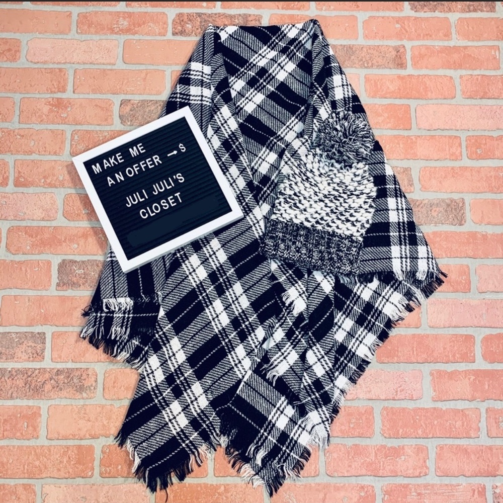 Black and White Cozy Scarf